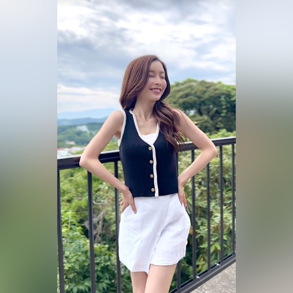 The A&F Mara Button-Up Sweater Vest Small Navy - Picture 2 of 7